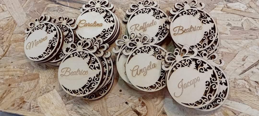 Pallina con decorazioni natalizie