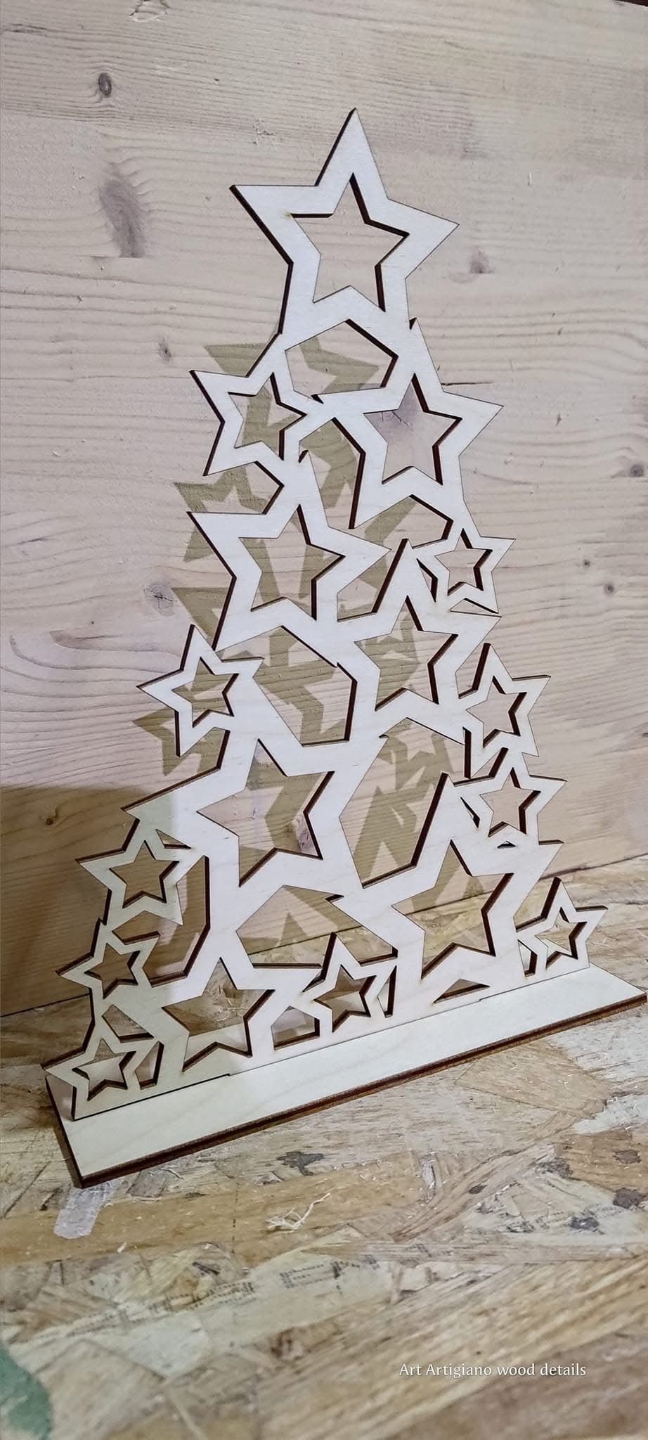 Albero con stelle traforate