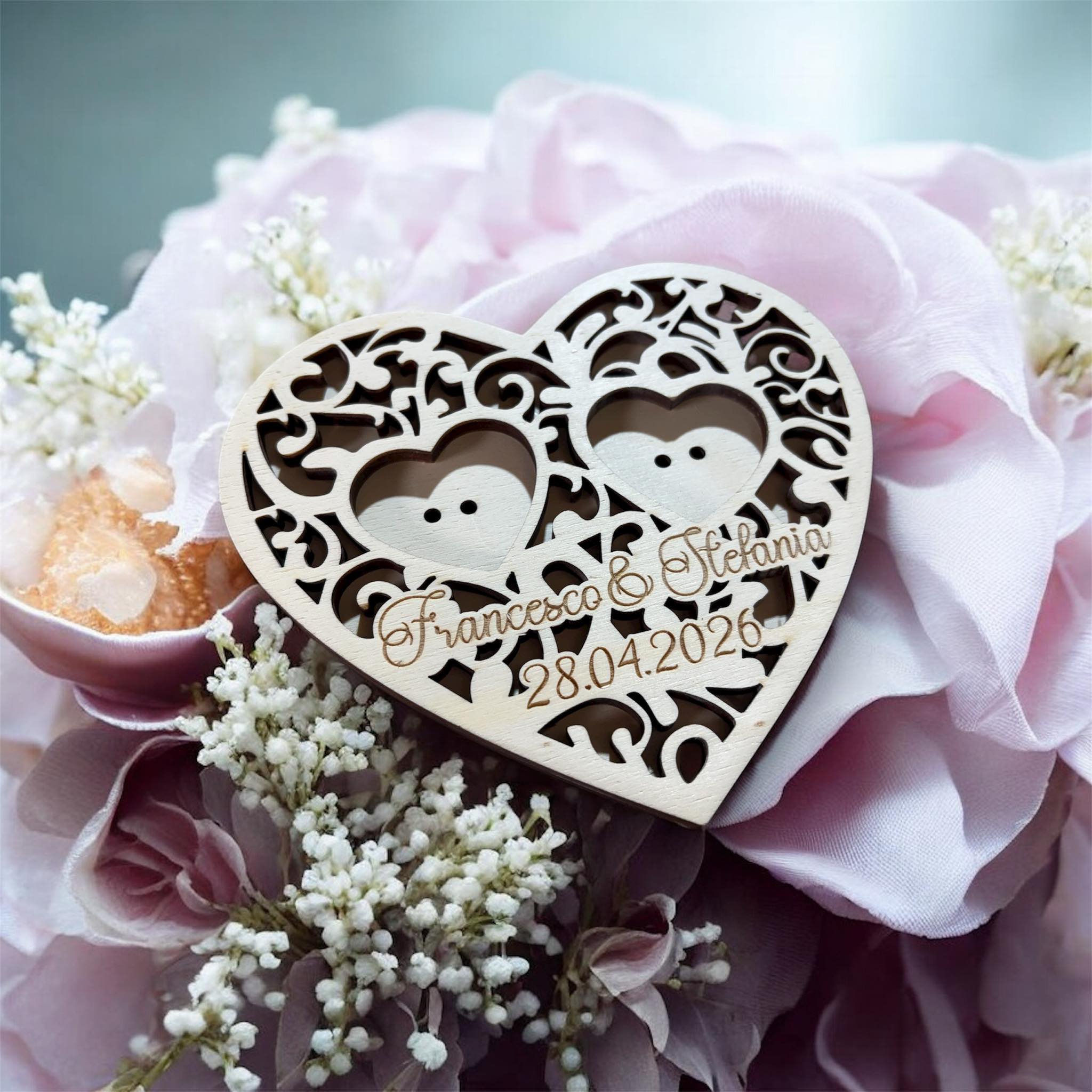 Portafedi cuore in legno traforato