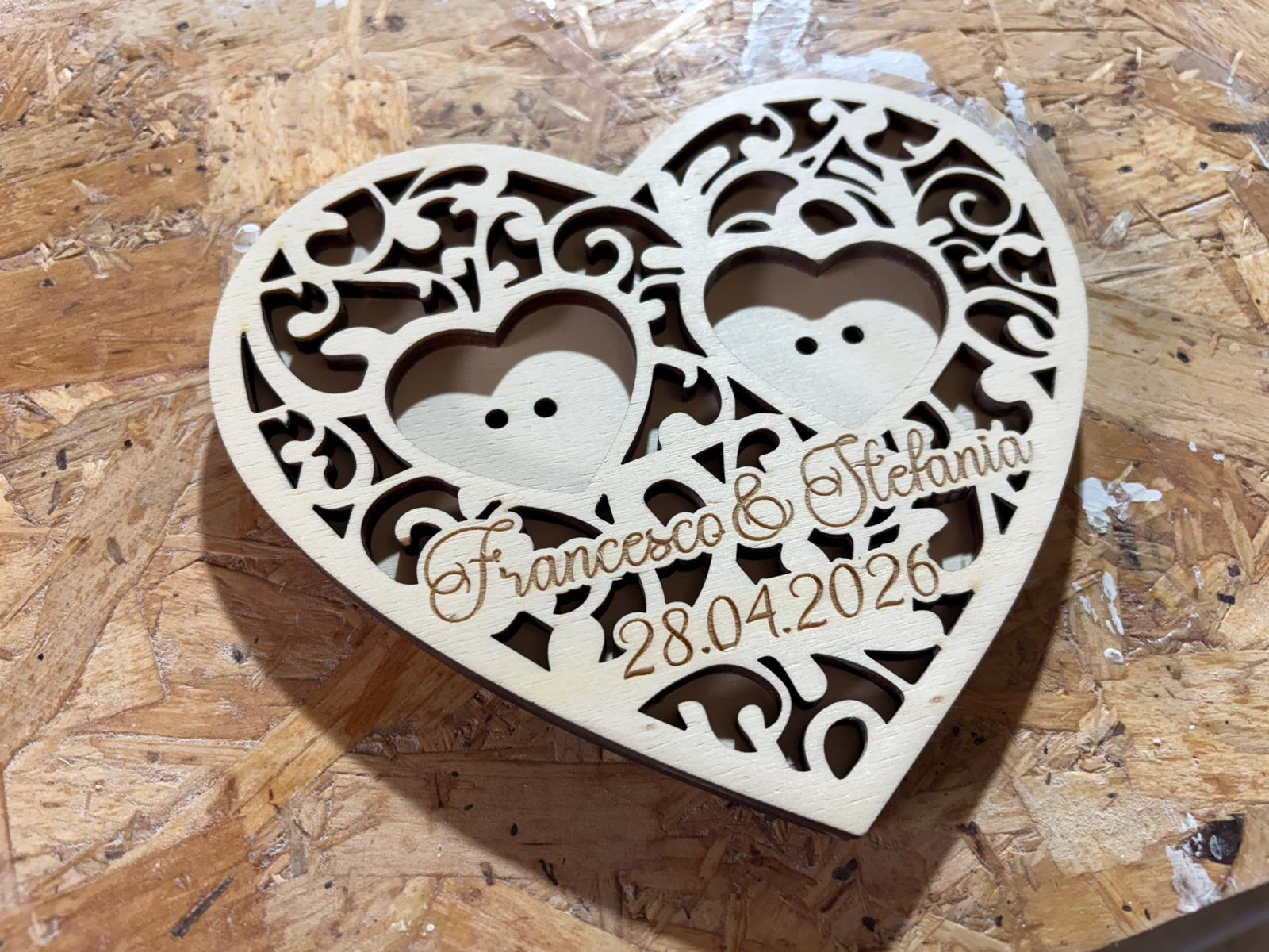 Portafedi cuore in legno traforato - immagine 3
