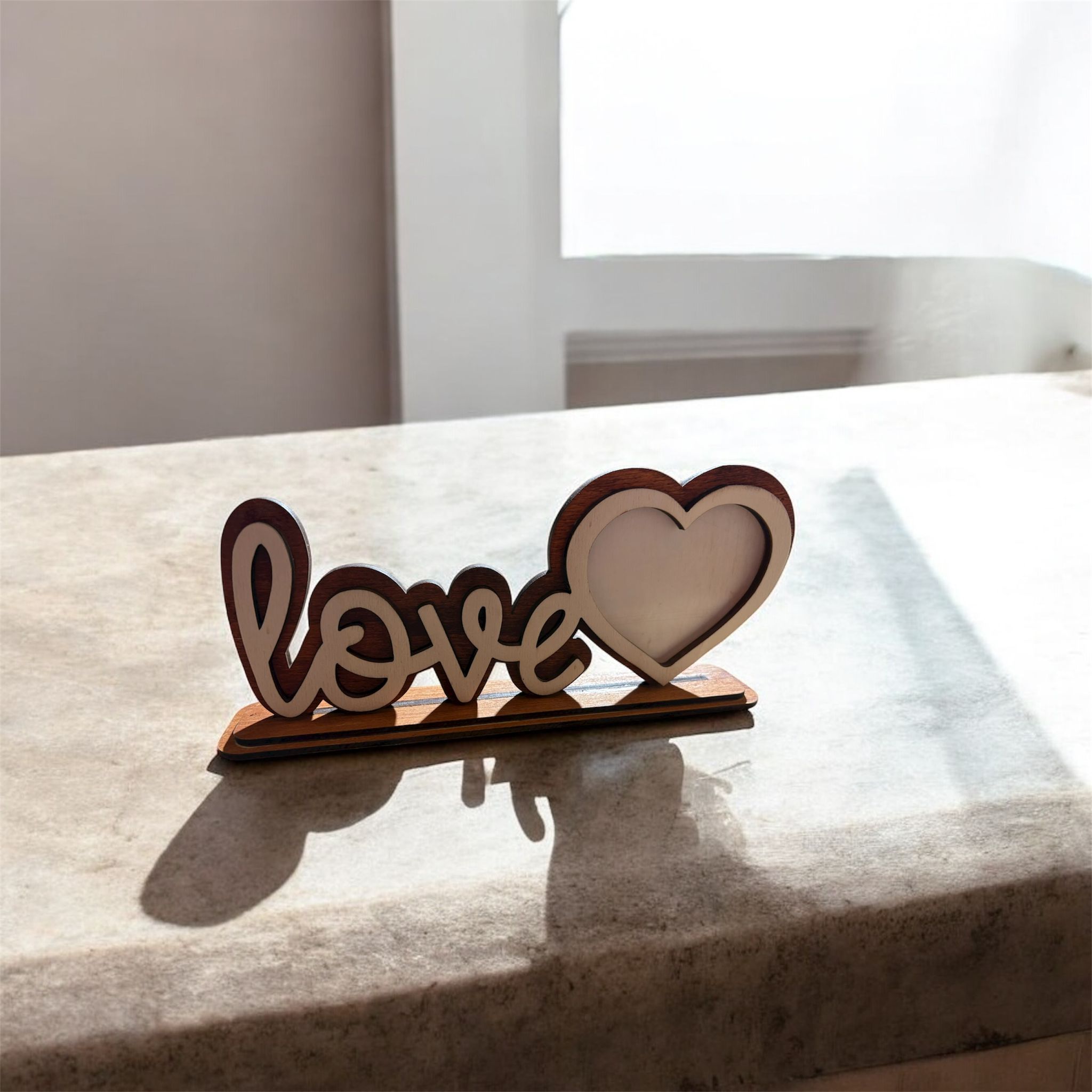 Scritta "Love" in Legno con Portafoto a Cuore