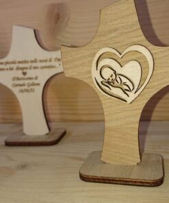 Bomboniera Sacra Personalizzata - Croce in Rovere con Cuore e Bimbo in Legno