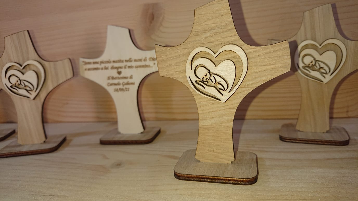 Bomboniera Sacra Personalizzata - Croce in Rovere con Cuore e Bimbo in Legno